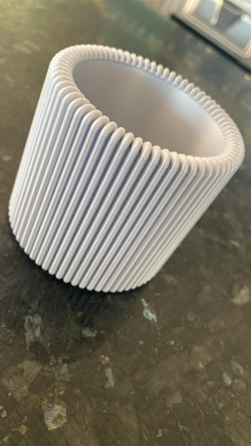 Närbild av en räfflad pennhållare med platta vertikala räfflor och minimalistisk design