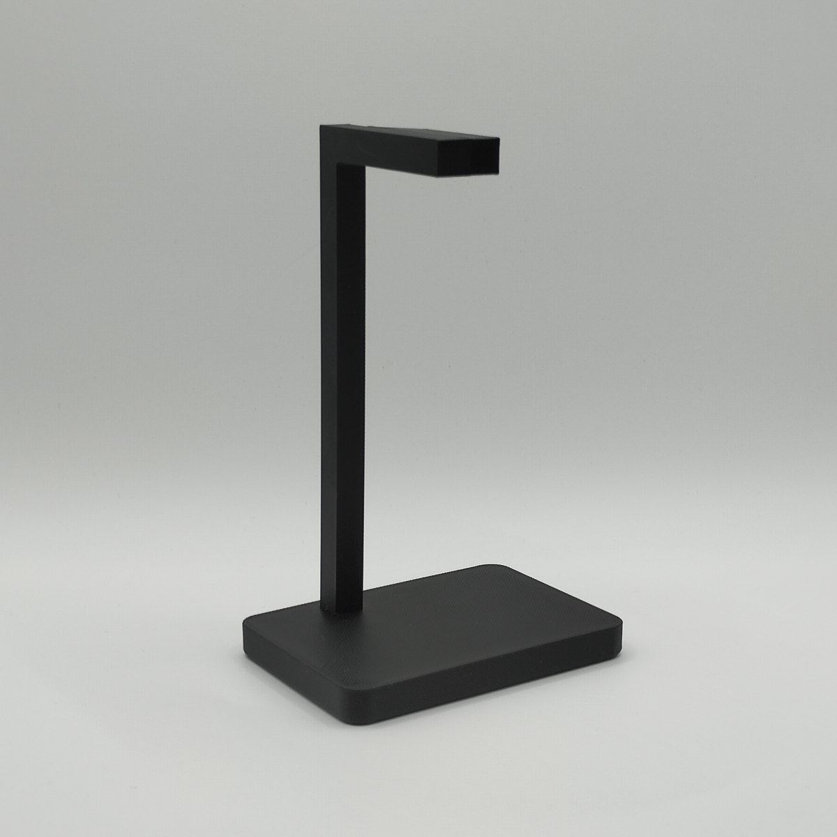 Minimalistiskt hörlursställ med gamingheadset på ett modernt kontorsskrivbord