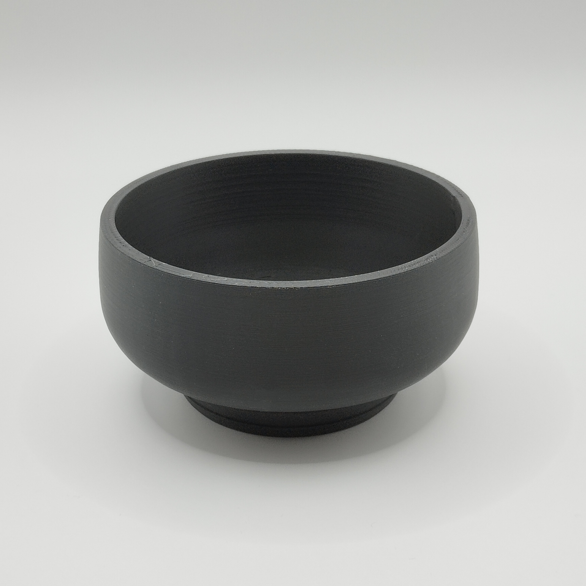 Böjd bonsaikruka i fönstret med liten suckulent