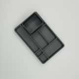 Detalj av minimalistiskt skrivbordsset med pennhållare