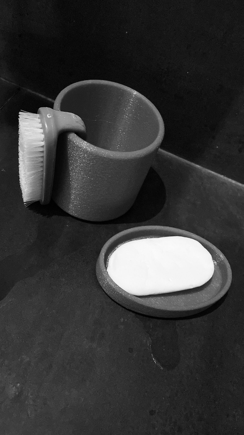 Vitt set med tvålkopp och tandborsthållare framifrån, slät minimalistisk design