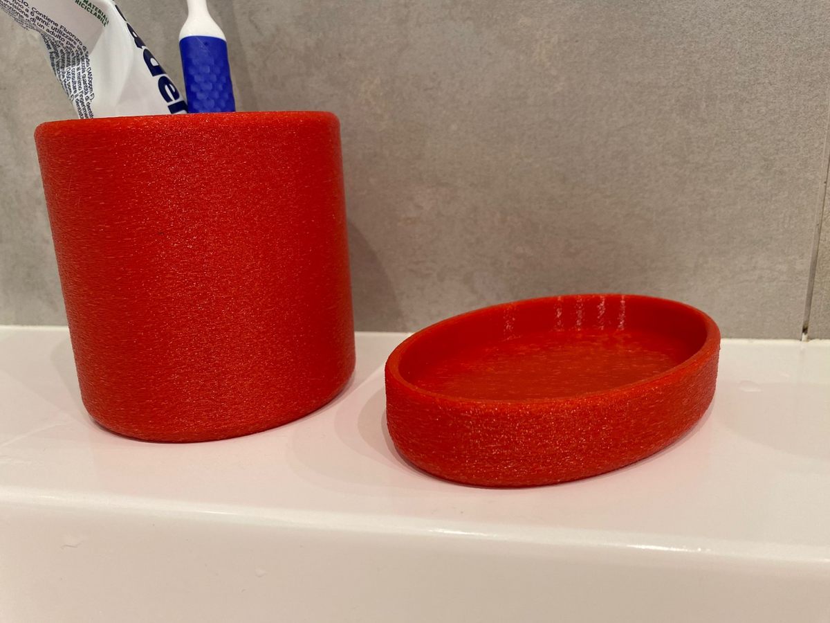 Vitt set med tvålkopp och tandborsthållare framifrån, slät minimalistisk design