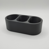 Minimalistisk fjärrkontrollshållare på ett soffbord i trä med fjärrkontroller och småsaker