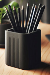 Närbild av en minimalistisk fyrkantig pennhållare med räfflade sidor