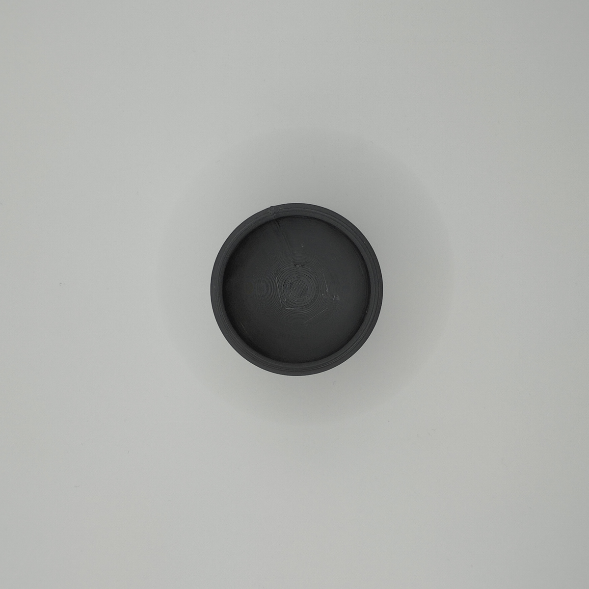 Närbild av en matt vit minimalistisk äggkopp med ren konform