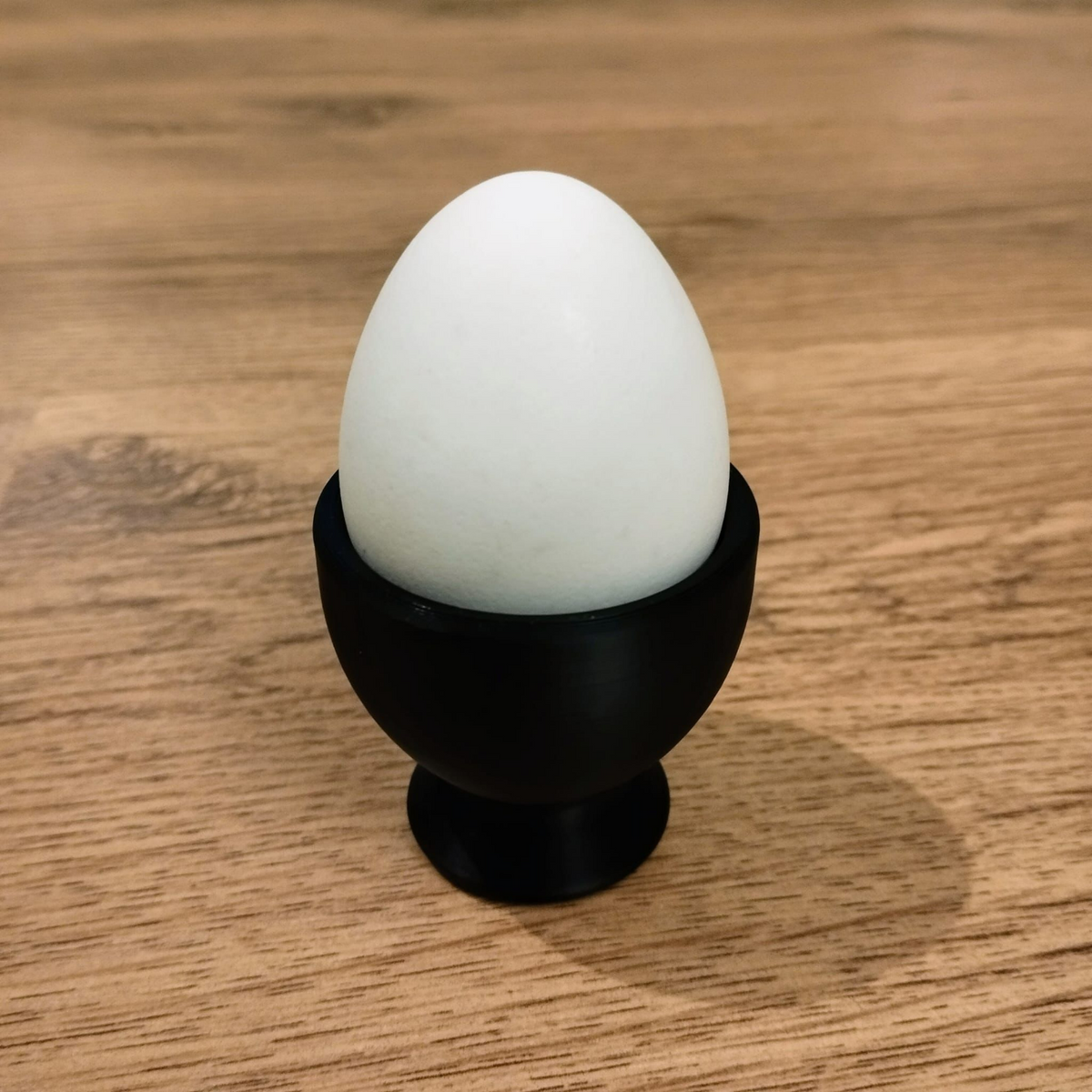 Närbild av en matt vit minimalistisk äggkopp med ren konform