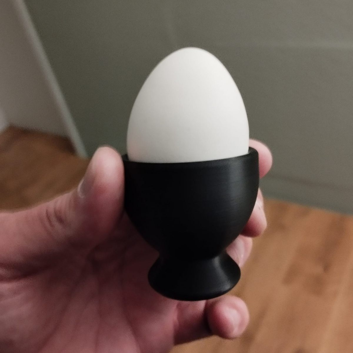 Närbild av en matt vit minimalistisk äggkopp med ren konform