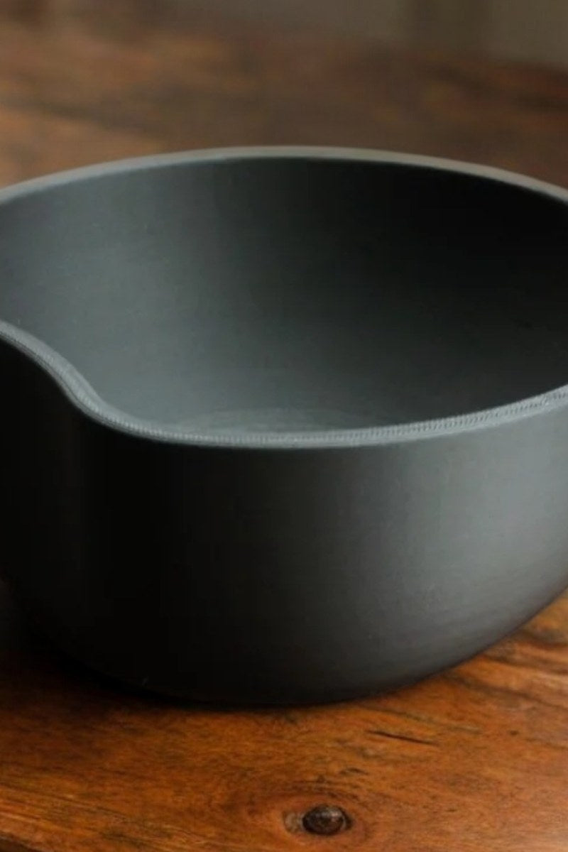 Minimalistisk nyckelskål med cirkulär urtagning i neutral finish