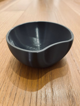 Minimalistisk nyckelskål med cirkulär urtagning i neutral finish