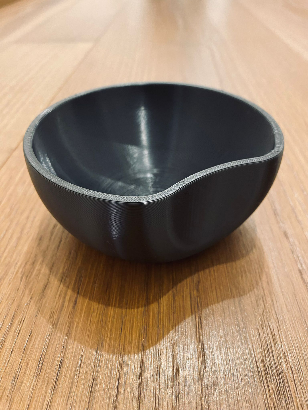 Minimalistisk nyckelskål med cirkulär urtagning i neutral finish