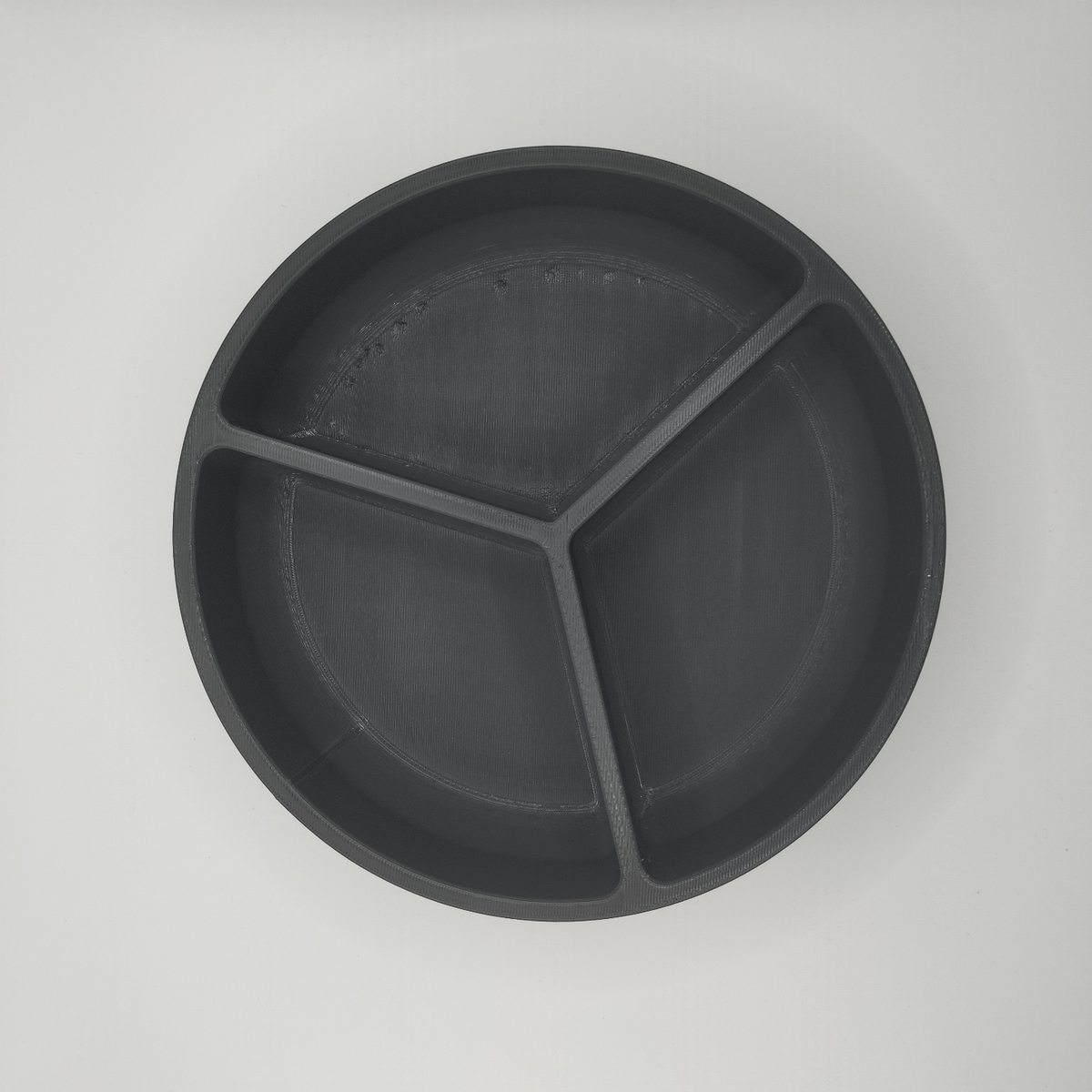 Detalj av snacksbrickans tre fack