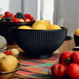 Lemony – räfflad designskål på en vit hylla med minimalistisk styling