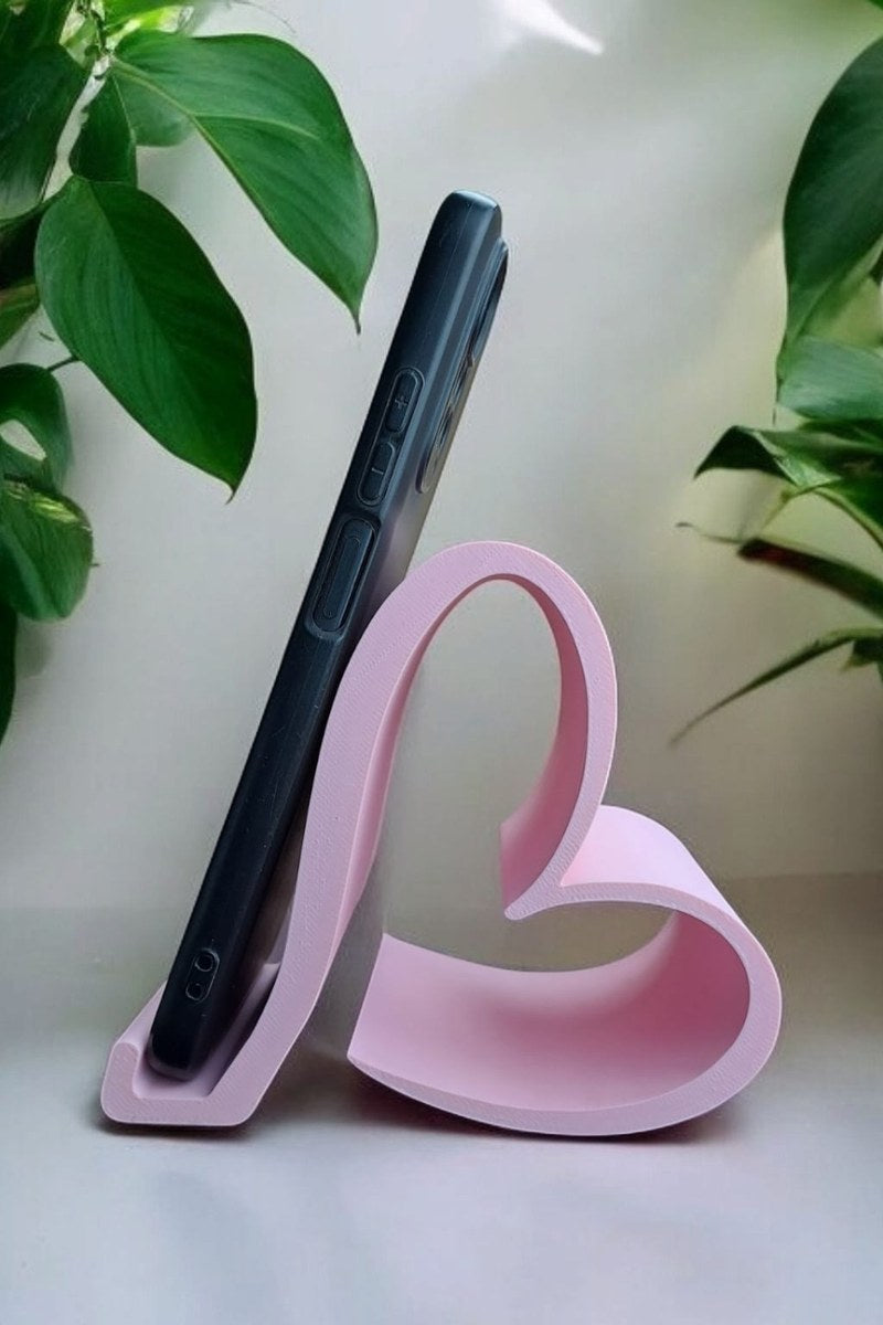 Närbild av den hjärtformade Valentine-telefonhållaren i ljusrosa