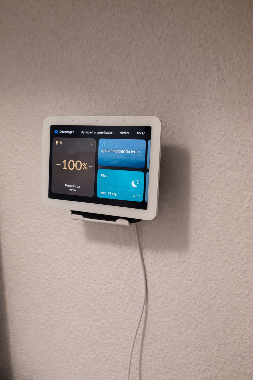 Väggfäste för Google Nest Hub – vinklat och platsbesparande