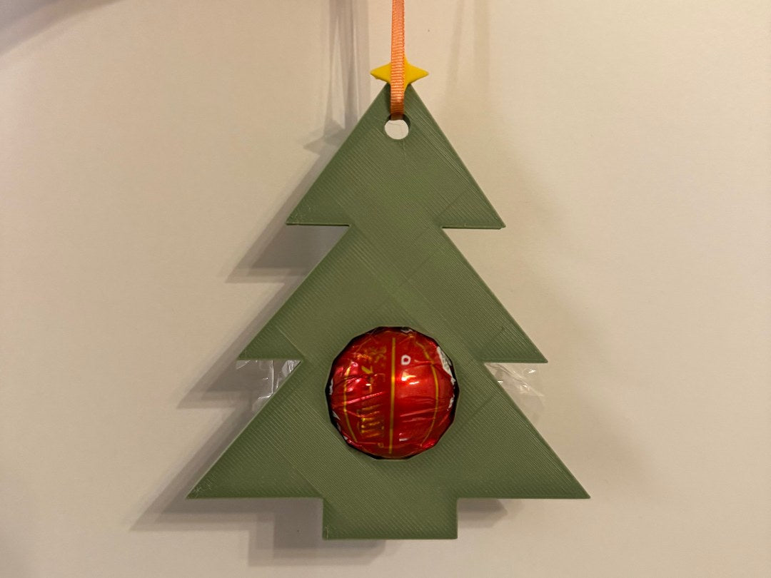 Presentetikett formad som julgran med plats för en chokladkula