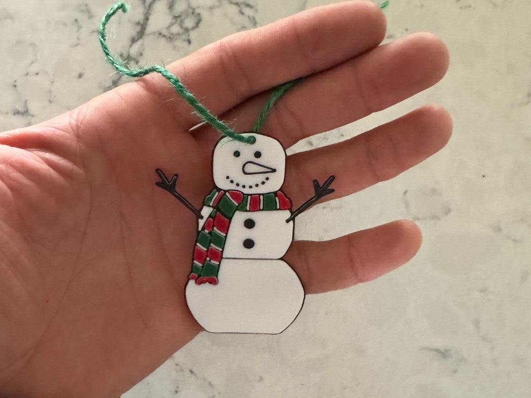 Presentetikett formad som en snögubbe