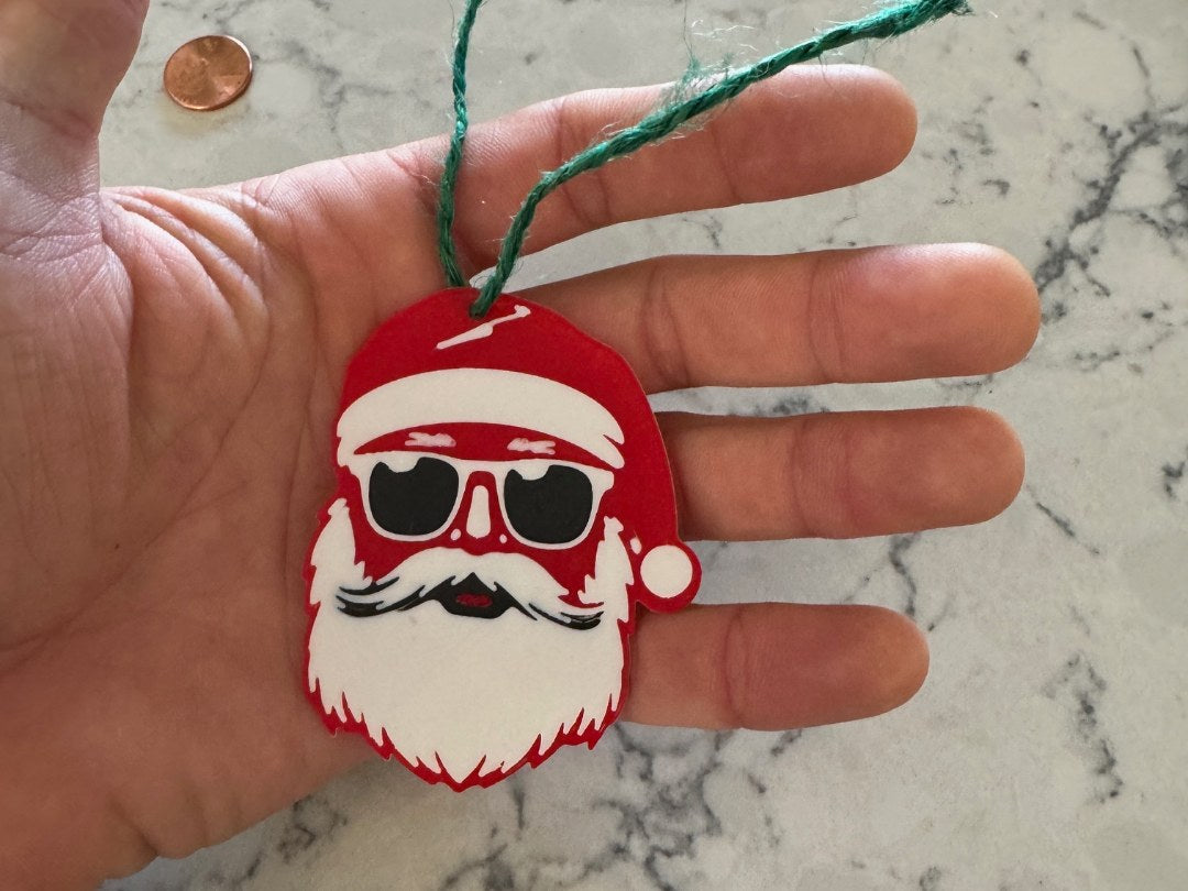 Presentetikett med cool jultomte i solglasögon