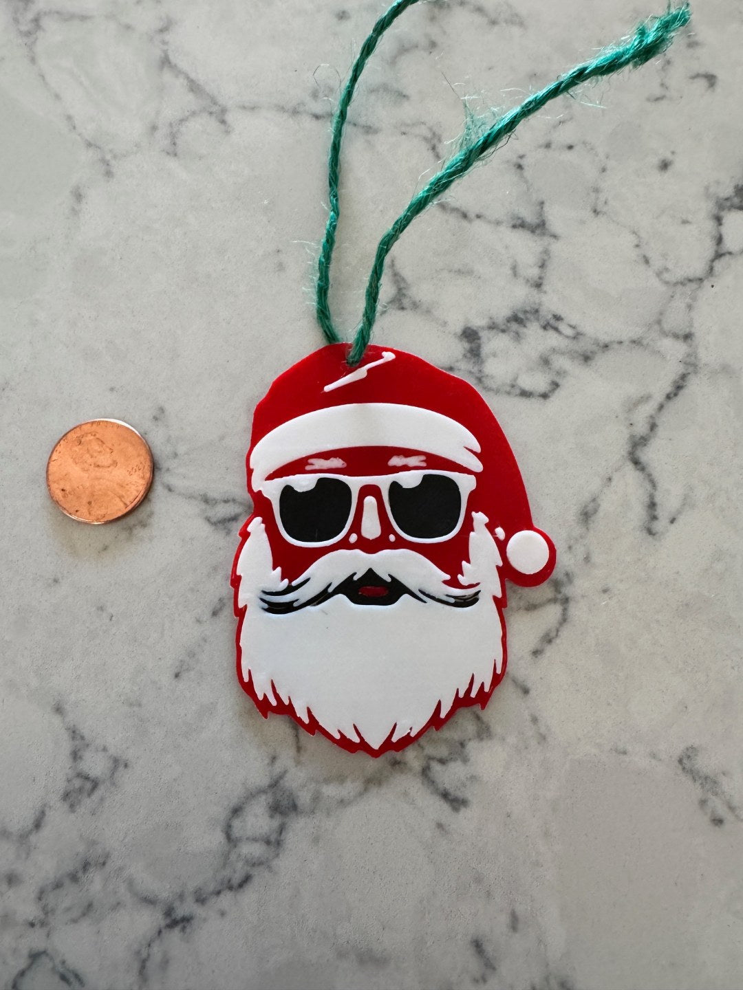 Presentetikett med cool jultomte i solglasögon