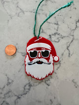 Presentetikett med cool jultomte i solglasögon