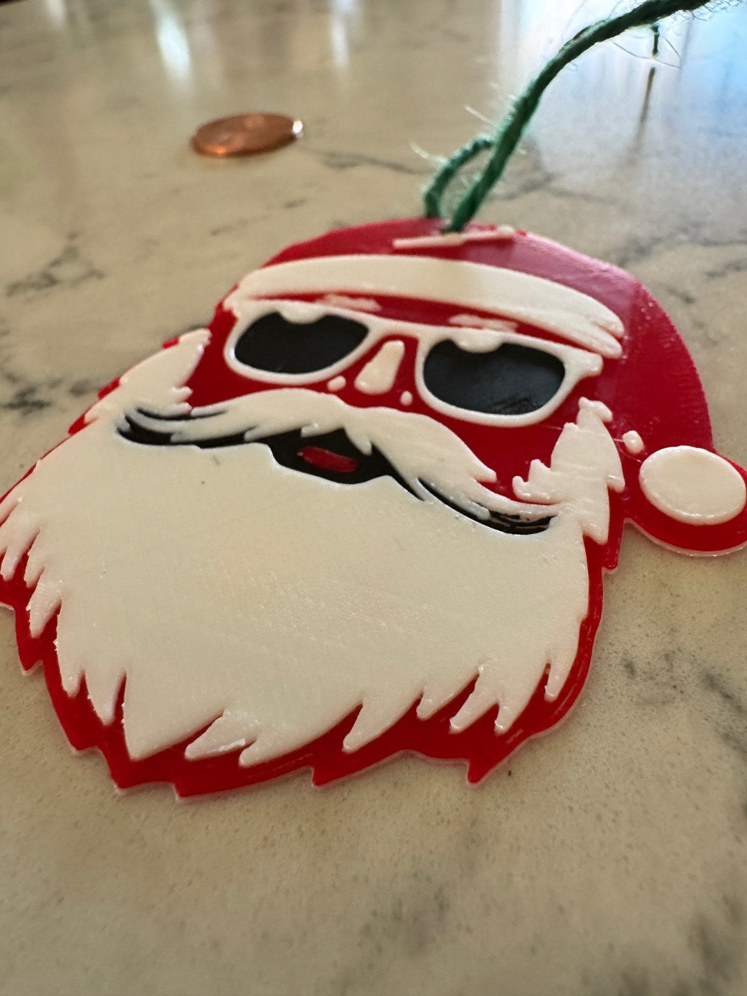 Presentetikett med cool jultomte i solglasögon