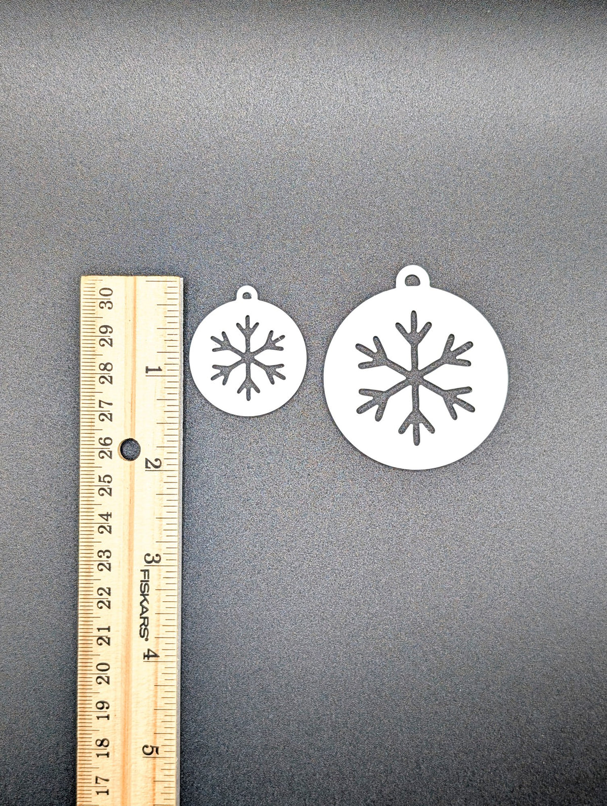 Presentetikett med utskuren snöflinga