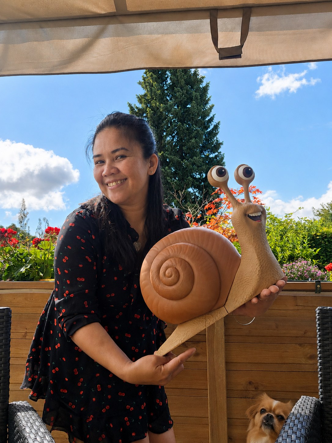Person som håller den stora trädgårdssnigeln i en trädgård och visar storleken på 45 cm