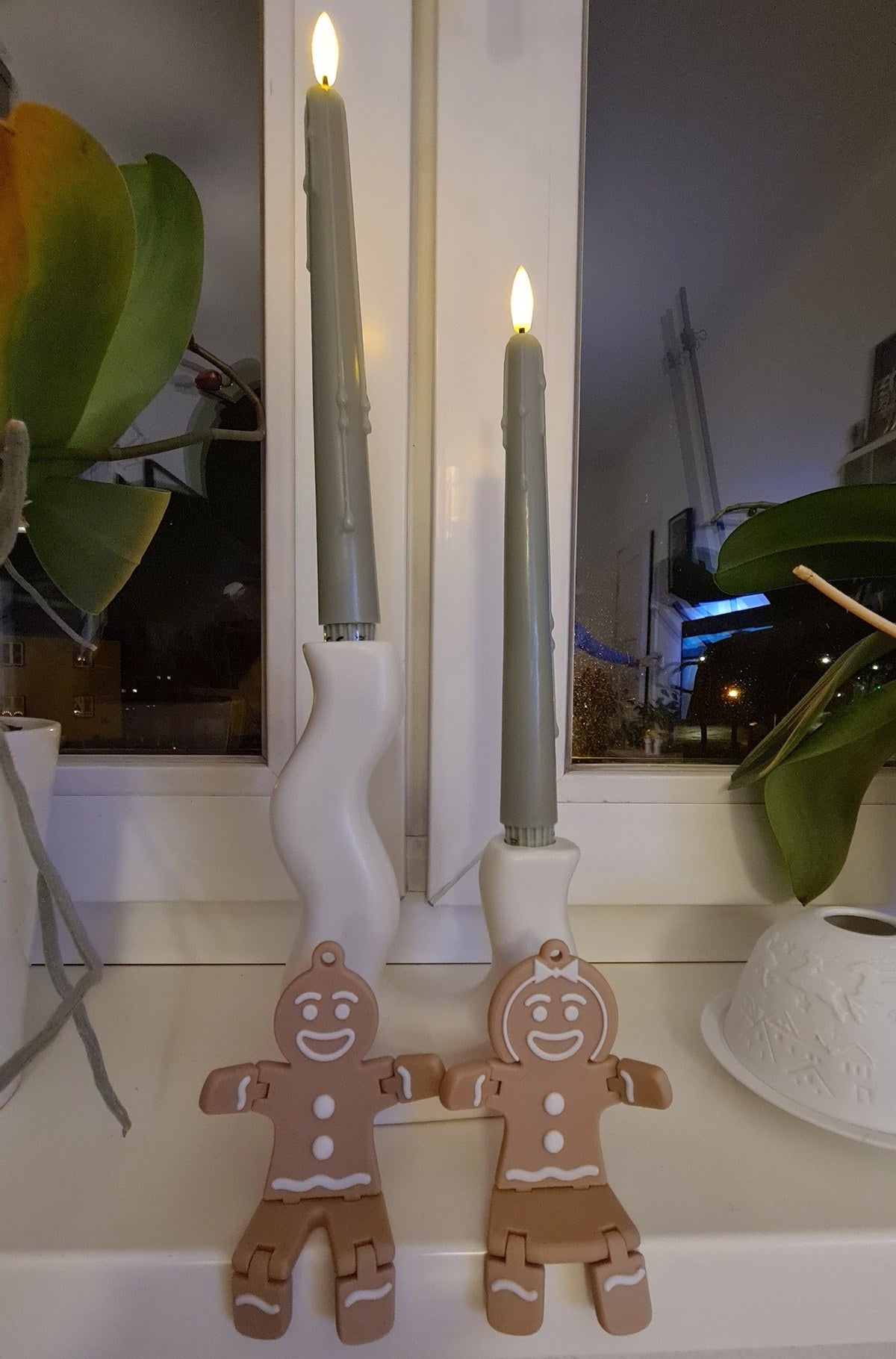 Pepparkaksgumma till jul i brunt och vitt
