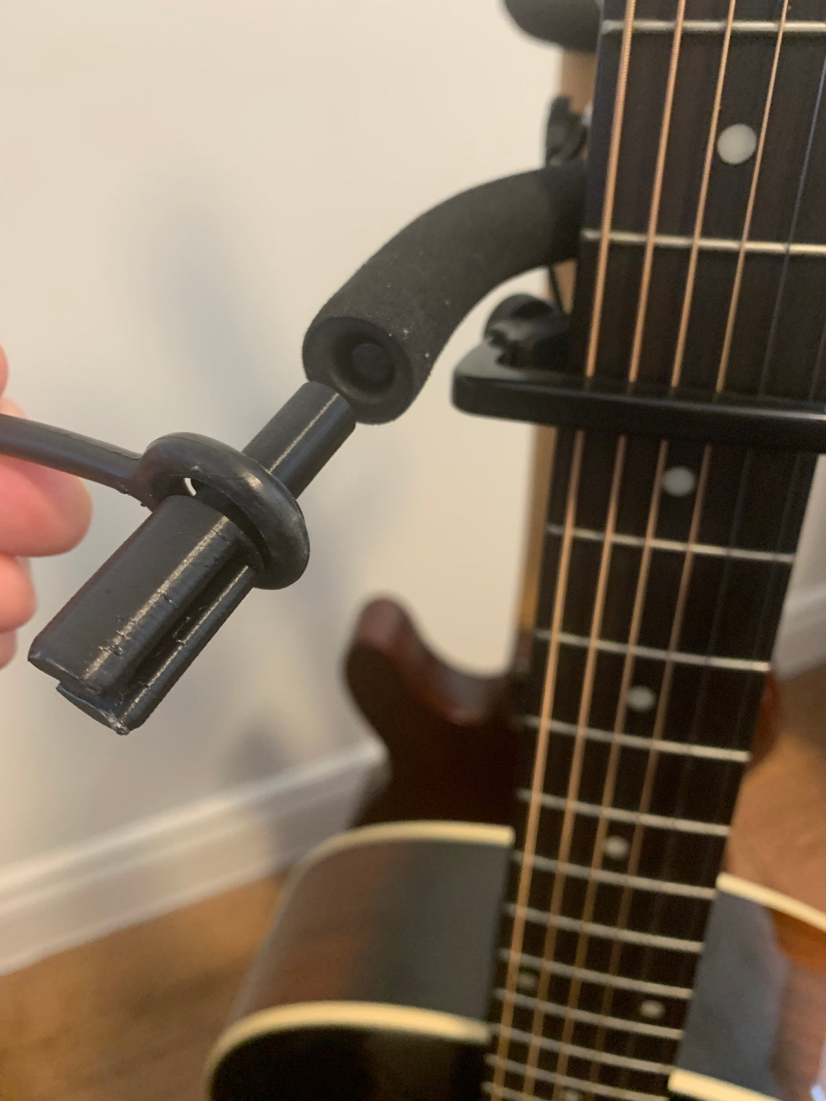 Plektrumhållare för vanligt golvstativ för gitarr
