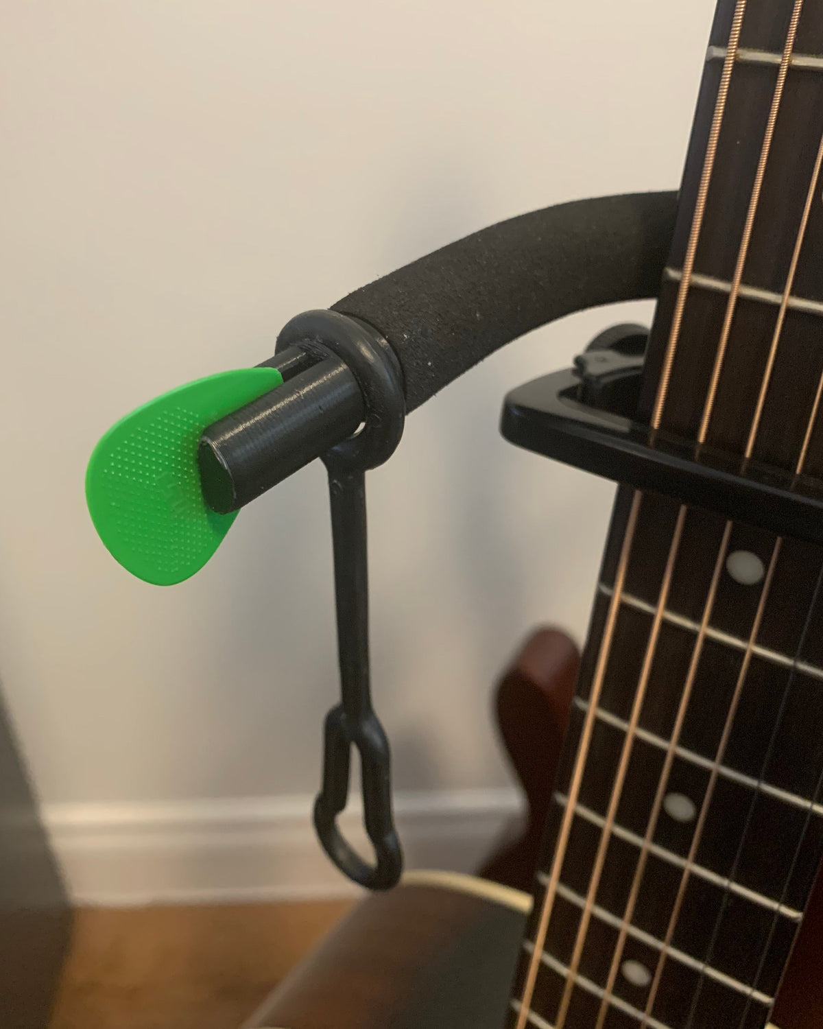 Plektrumhållare för vanligt golvstativ för gitarr