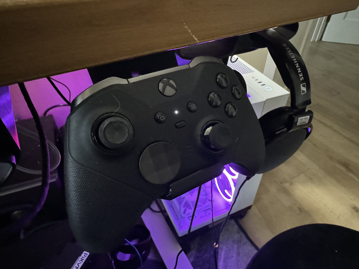 Laddfäste för Xbox Elite-handkontroll under skrivbordet