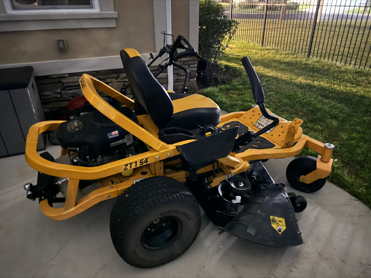 Batterifäste med kamlås till Cub Cadet ZT1 ZT2 – reservdel