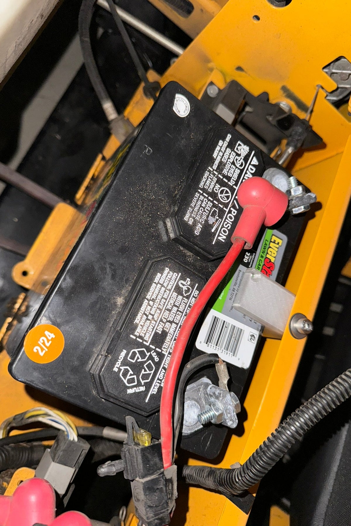 Batterifäste med kamlås till Cub Cadet ZT1 ZT2 – reservdel