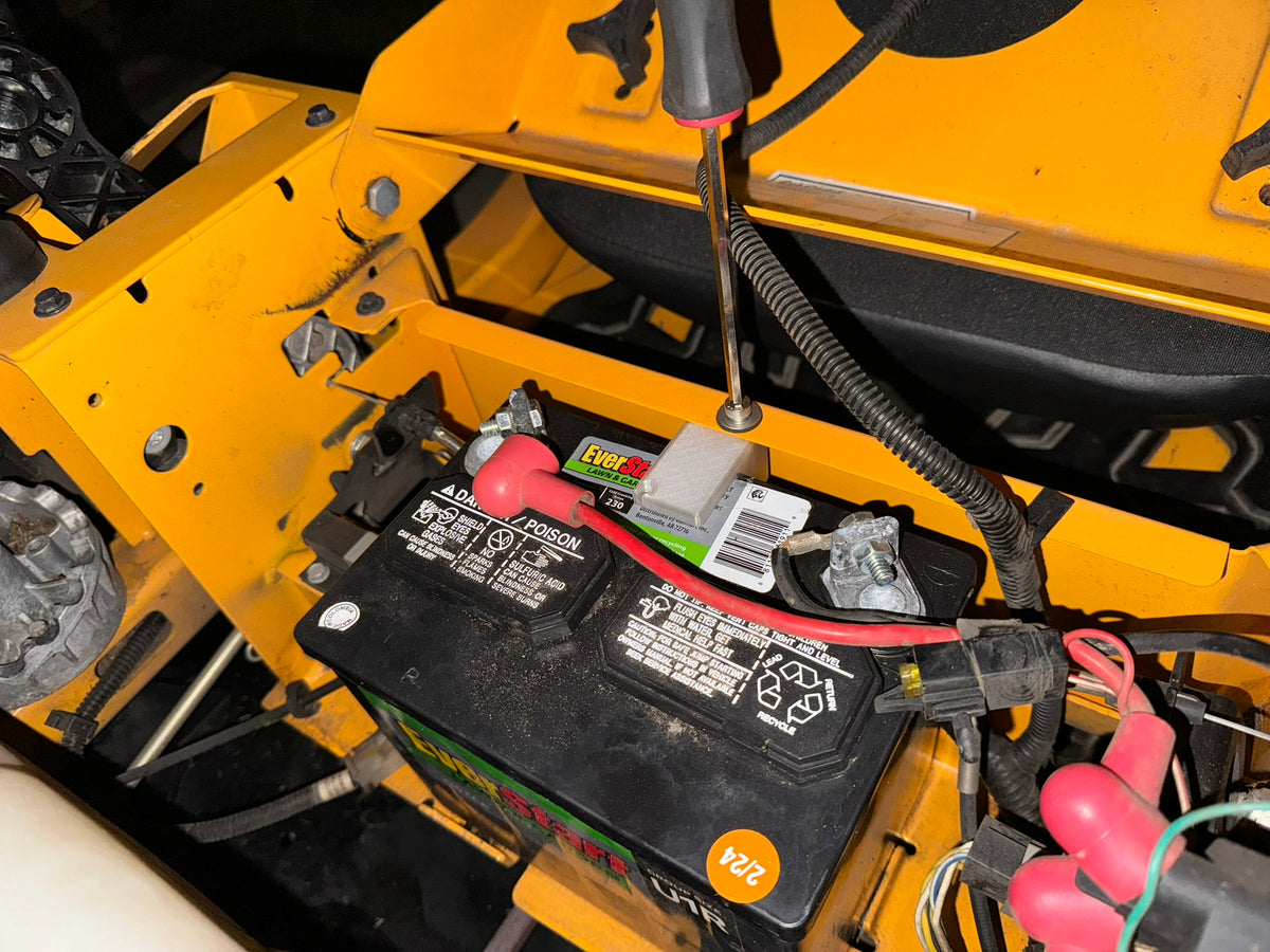 Batterifäste med kamlås till Cub Cadet ZT1 ZT2 – reservdel
