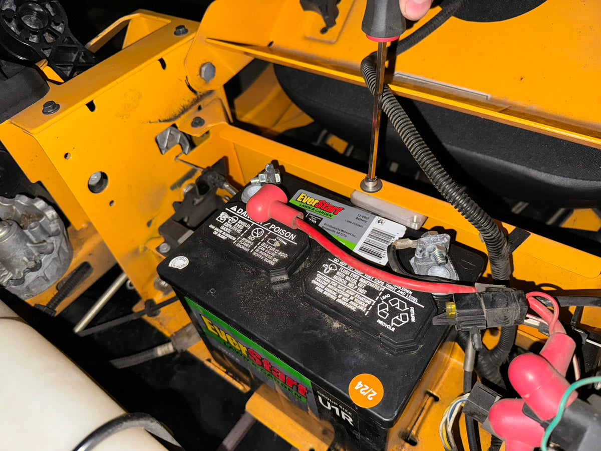 Batterifäste med kamlås till Cub Cadet ZT1 ZT2 – reservdel