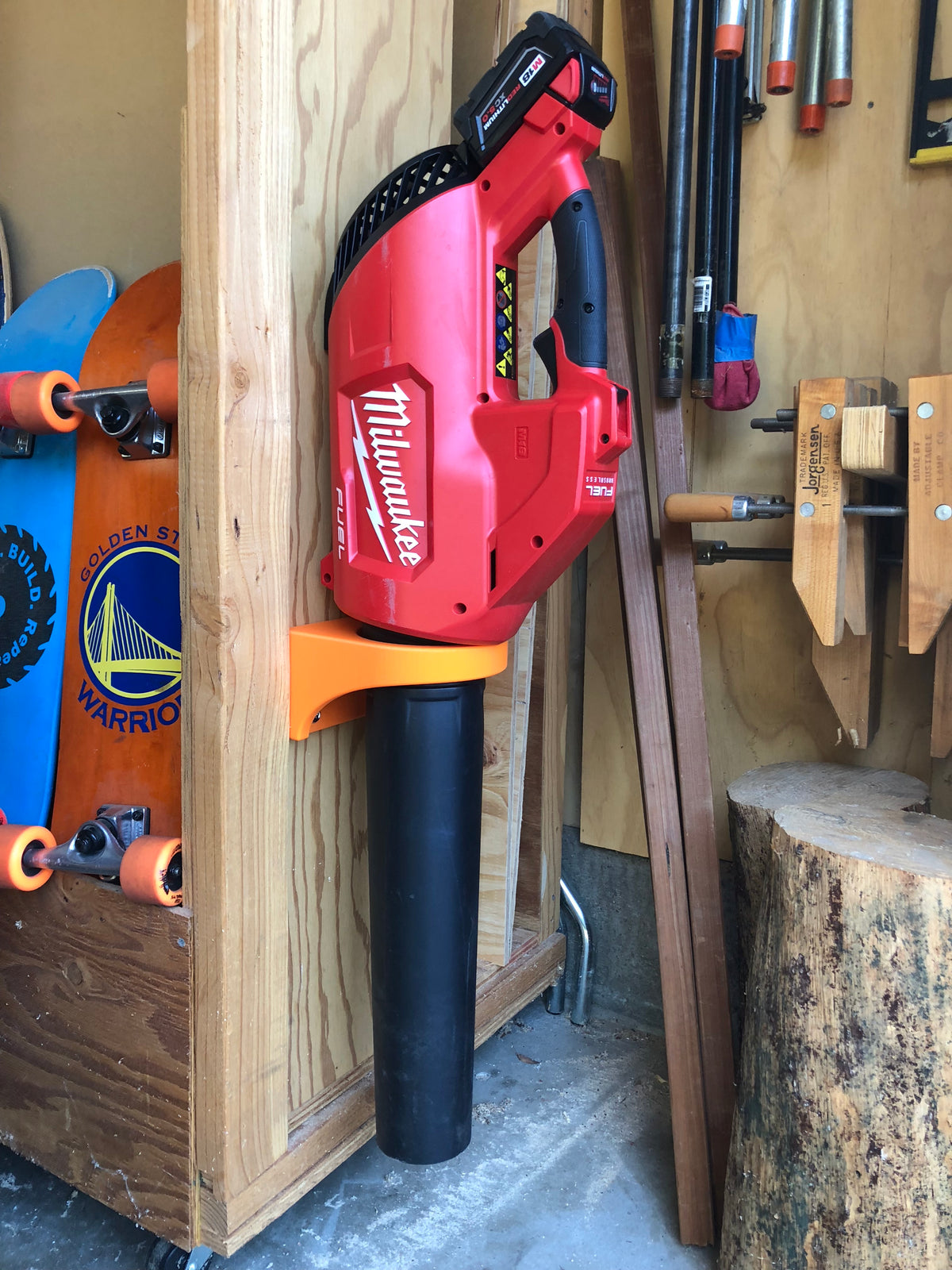 Väggfäste för Milwaukee M18-lövblåsare