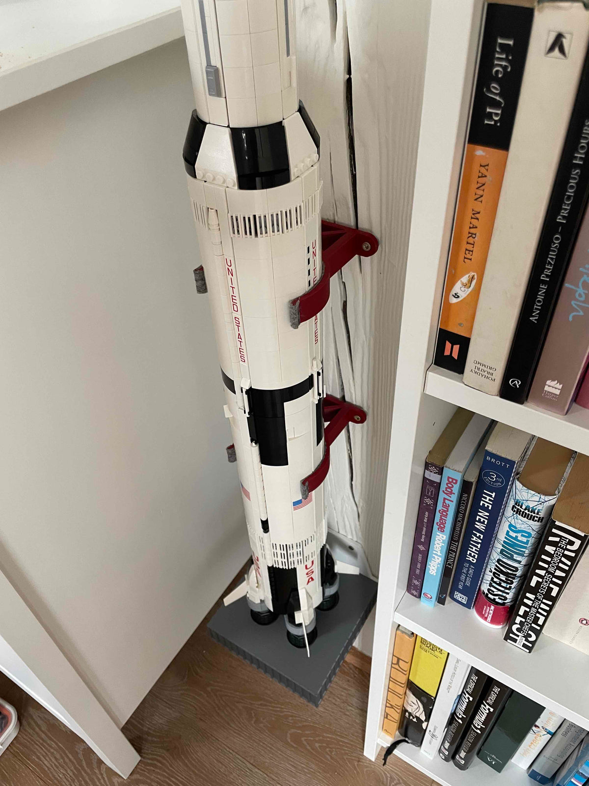 Vertikalt väggfäste för LEGO Saturn V i uppskjutningsrampstil