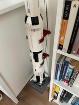Vertikalt väggfäste för LEGO Saturn V i uppskjutningsrampstil