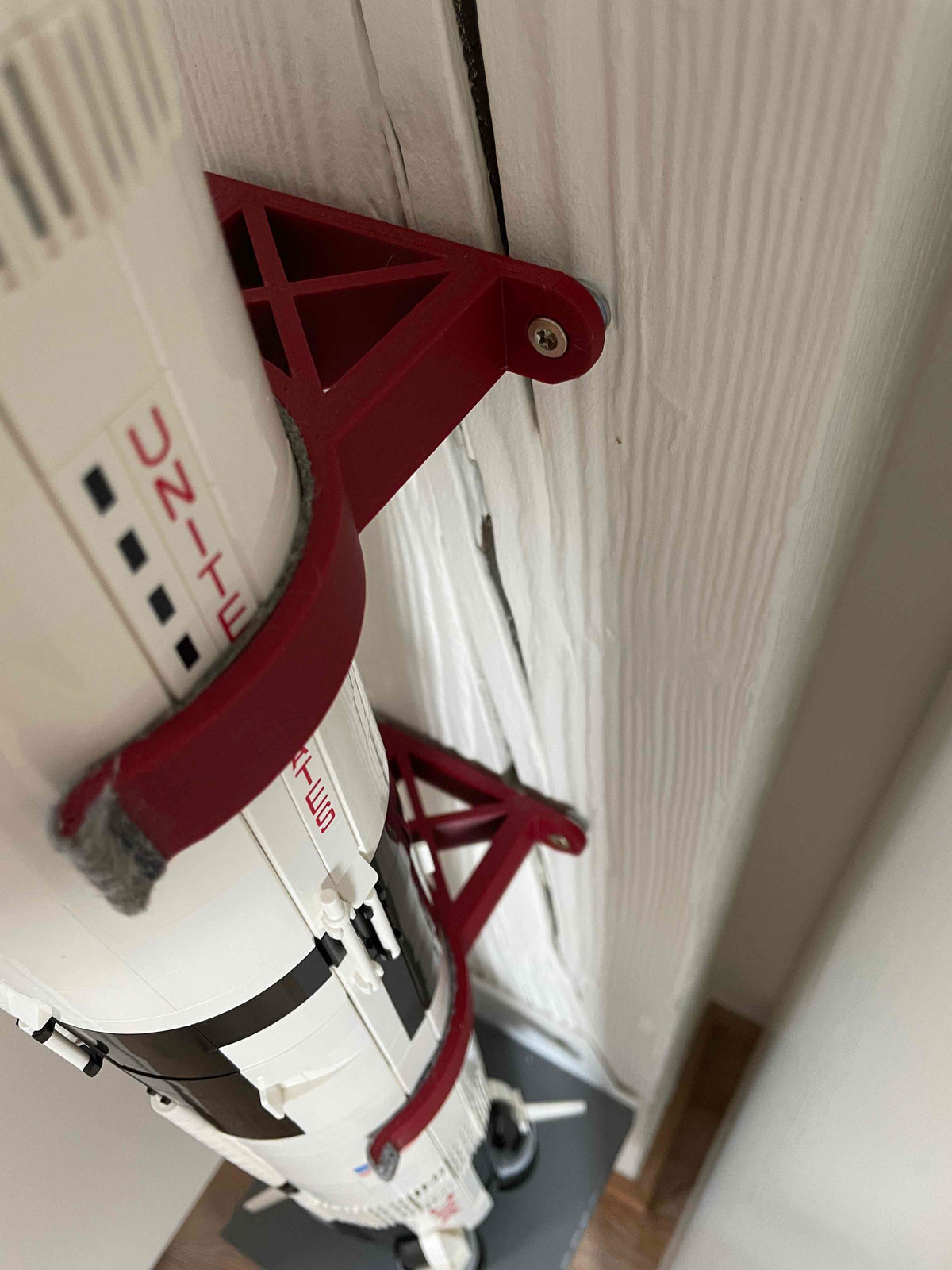Vertikalt väggfäste för LEGO Saturn V i uppskjutningsrampstil