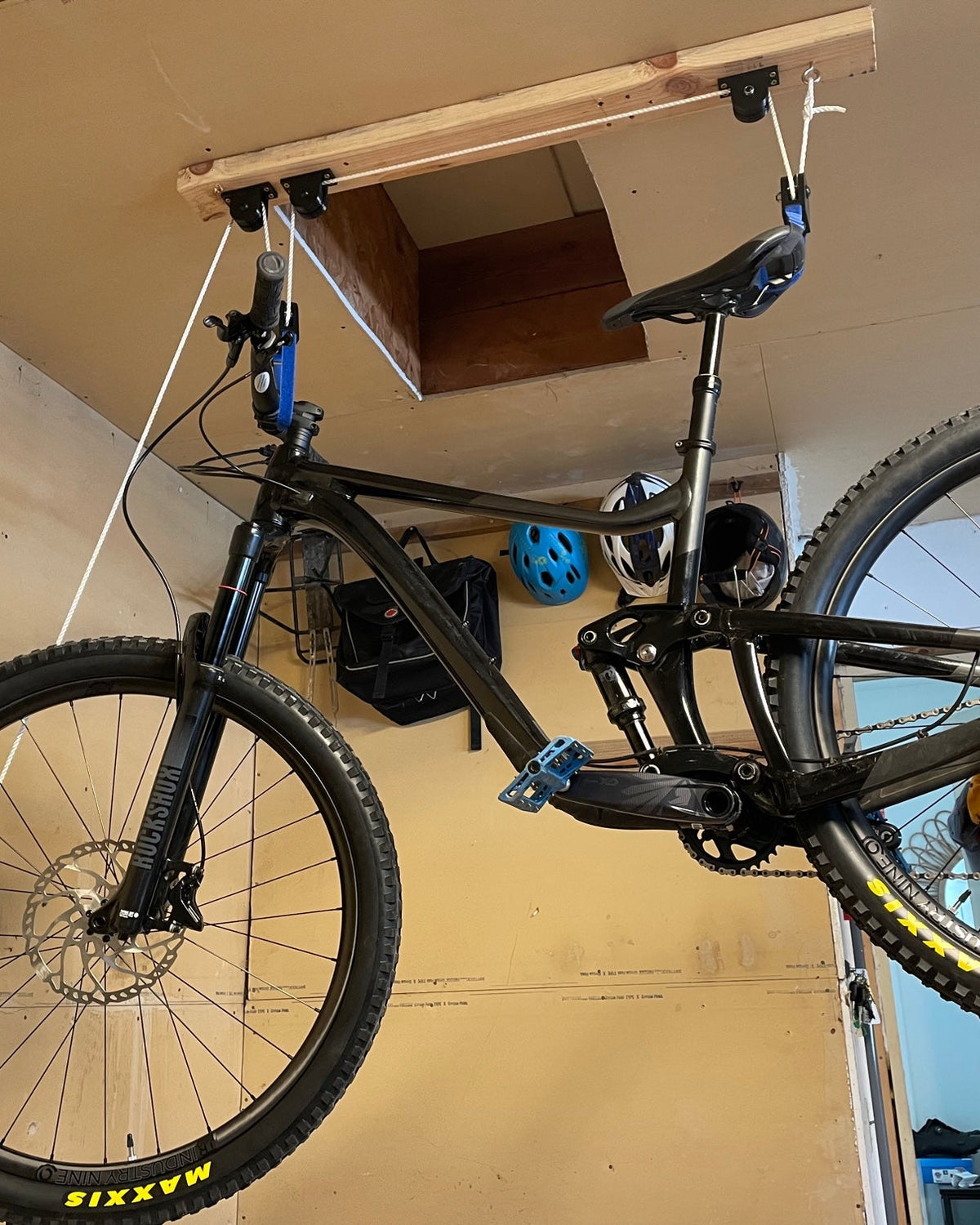 Cykellift med block för taket