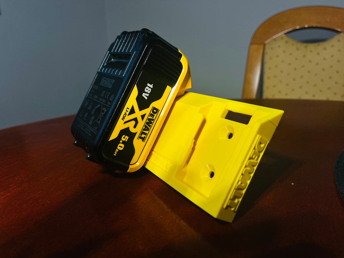 Väggfäste för två DeWalt 18V-batterier med logga