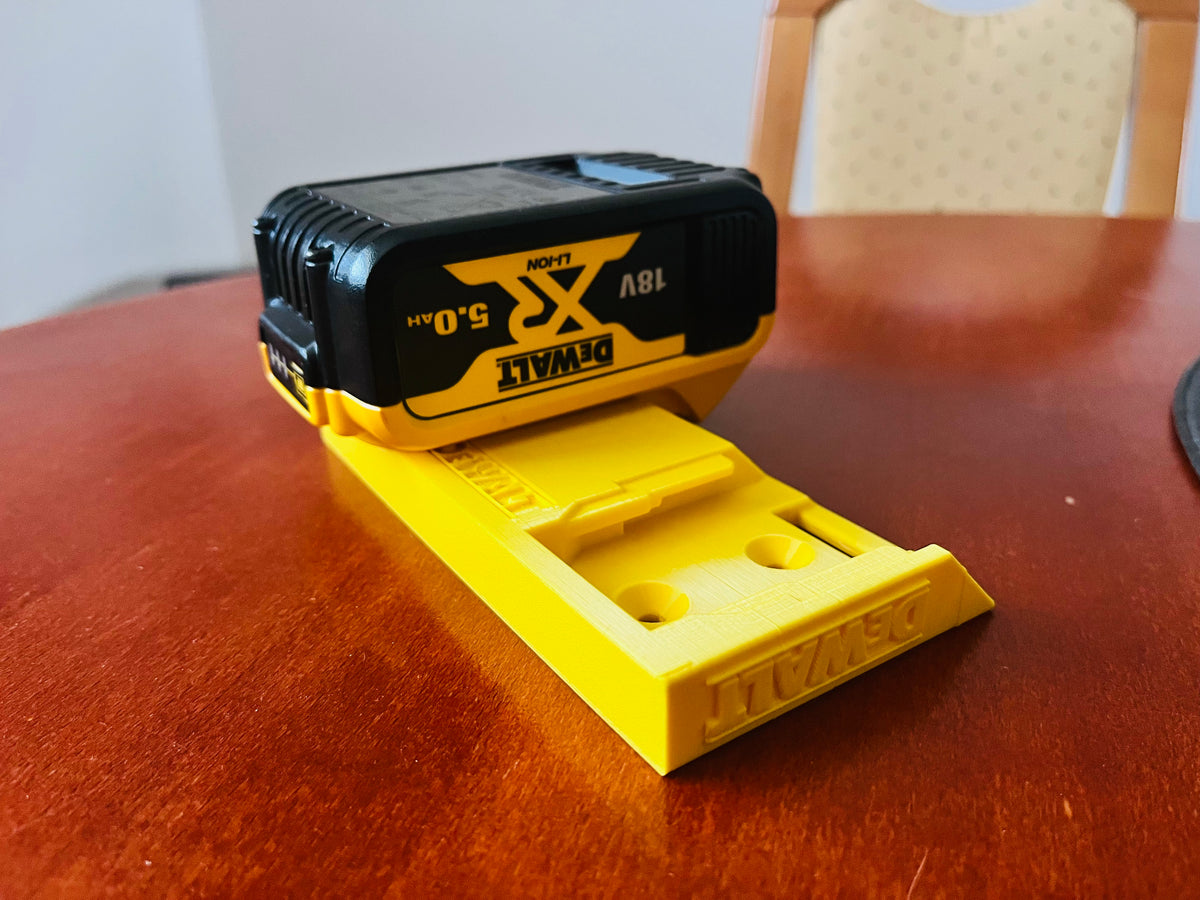 Väggfäste för två DeWalt 18V-batterier med logga