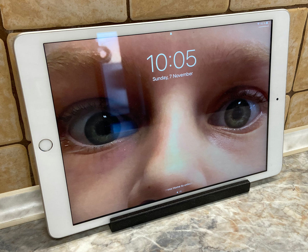 Kompakt iPad-ställ för köket – smalt och upprätt