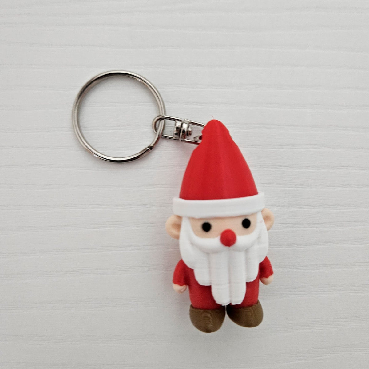 Söt jultomte som nyckelhänge med hål i luvan