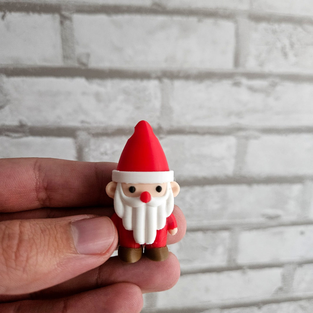 Söt jultomte som nyckelhänge med hål i luvan