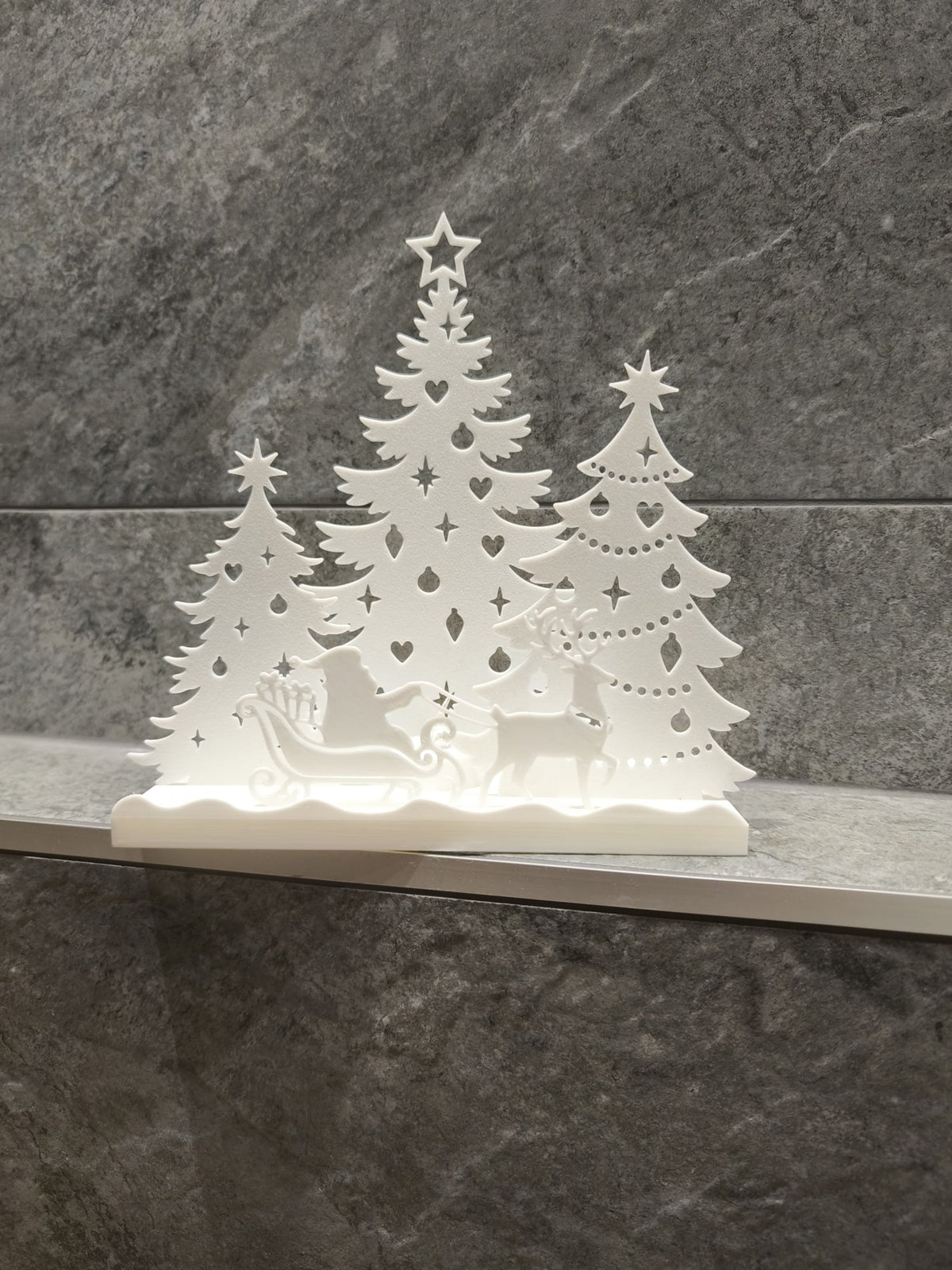 Julhus för värmeljus – jultomte i släde och skog