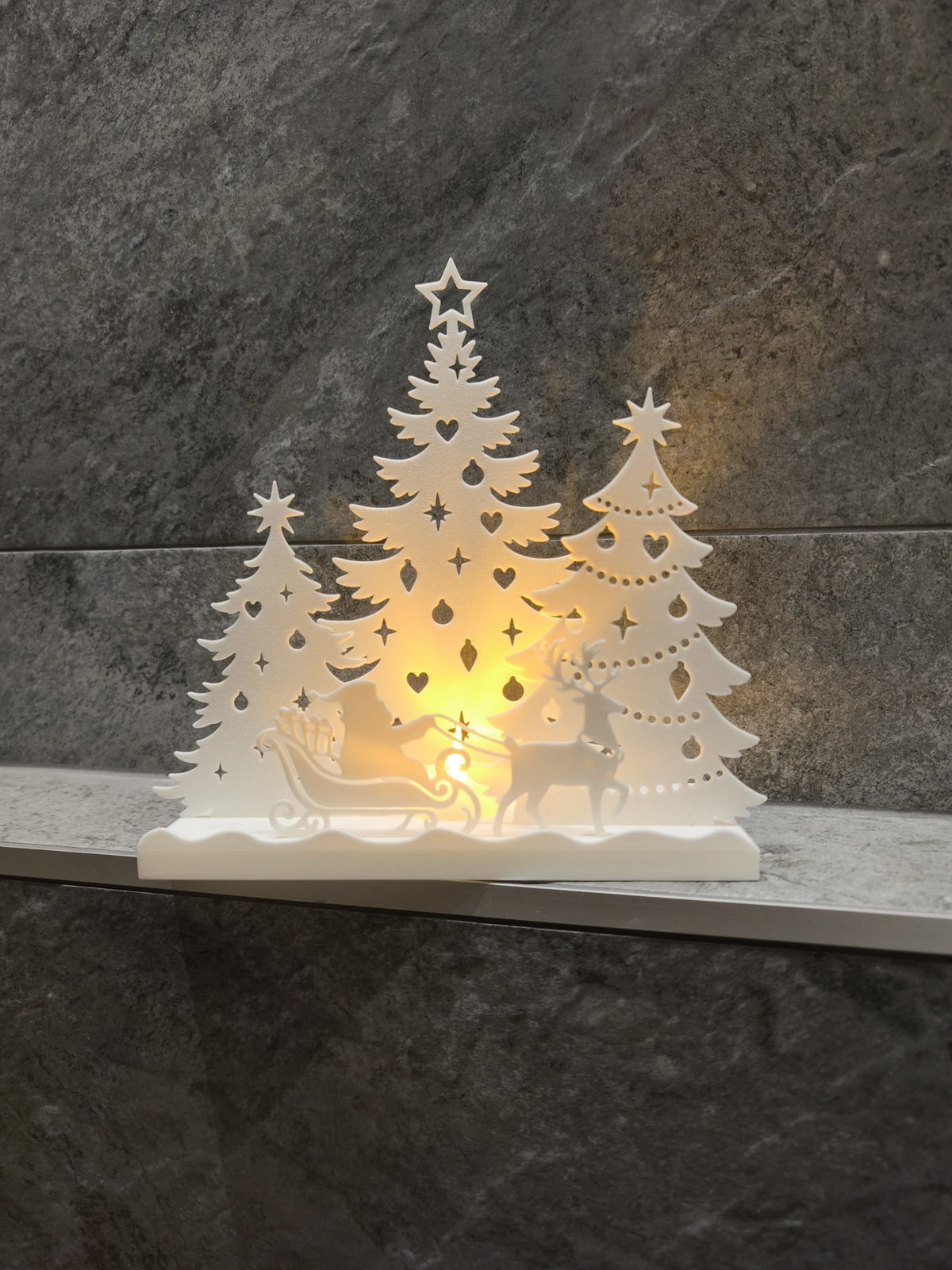Julhus för värmeljus – jultomte i släde och skog