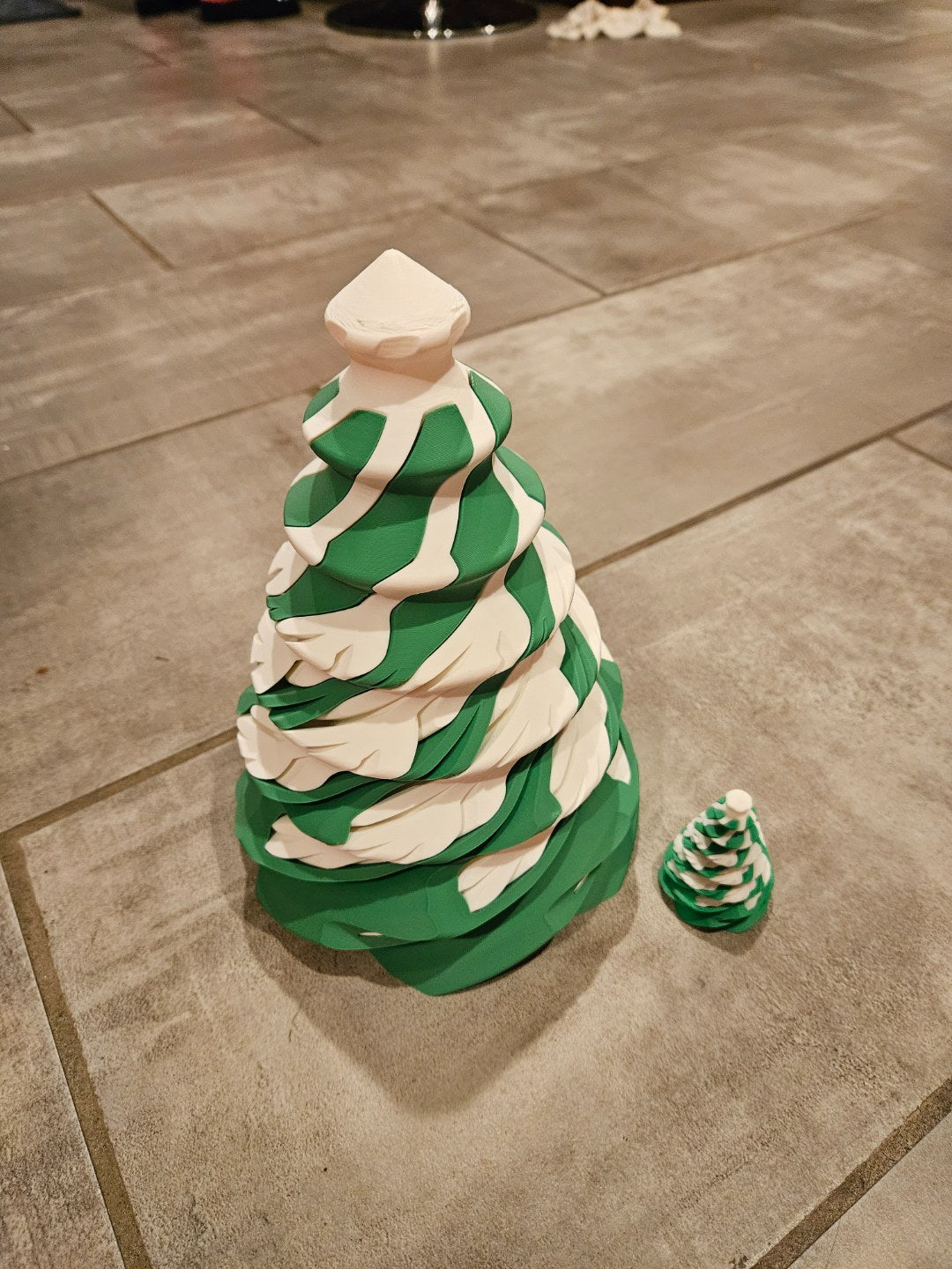 Spiralformad julgransfidget formad som snöflinga och julgran
