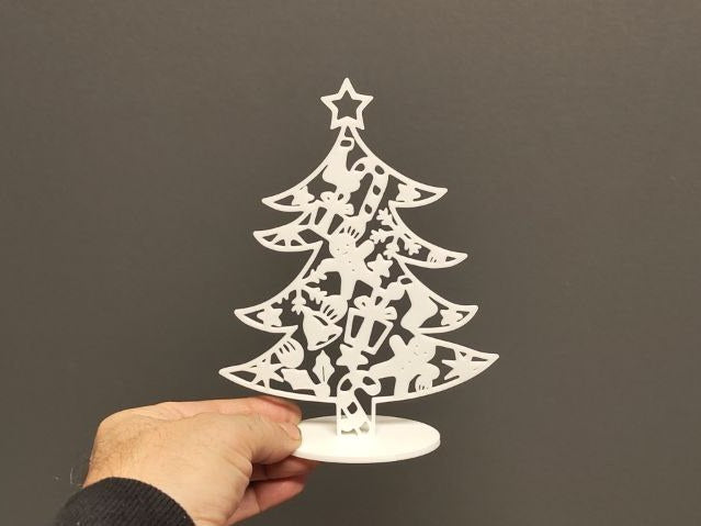 Liten julgran med julkulor att ställa