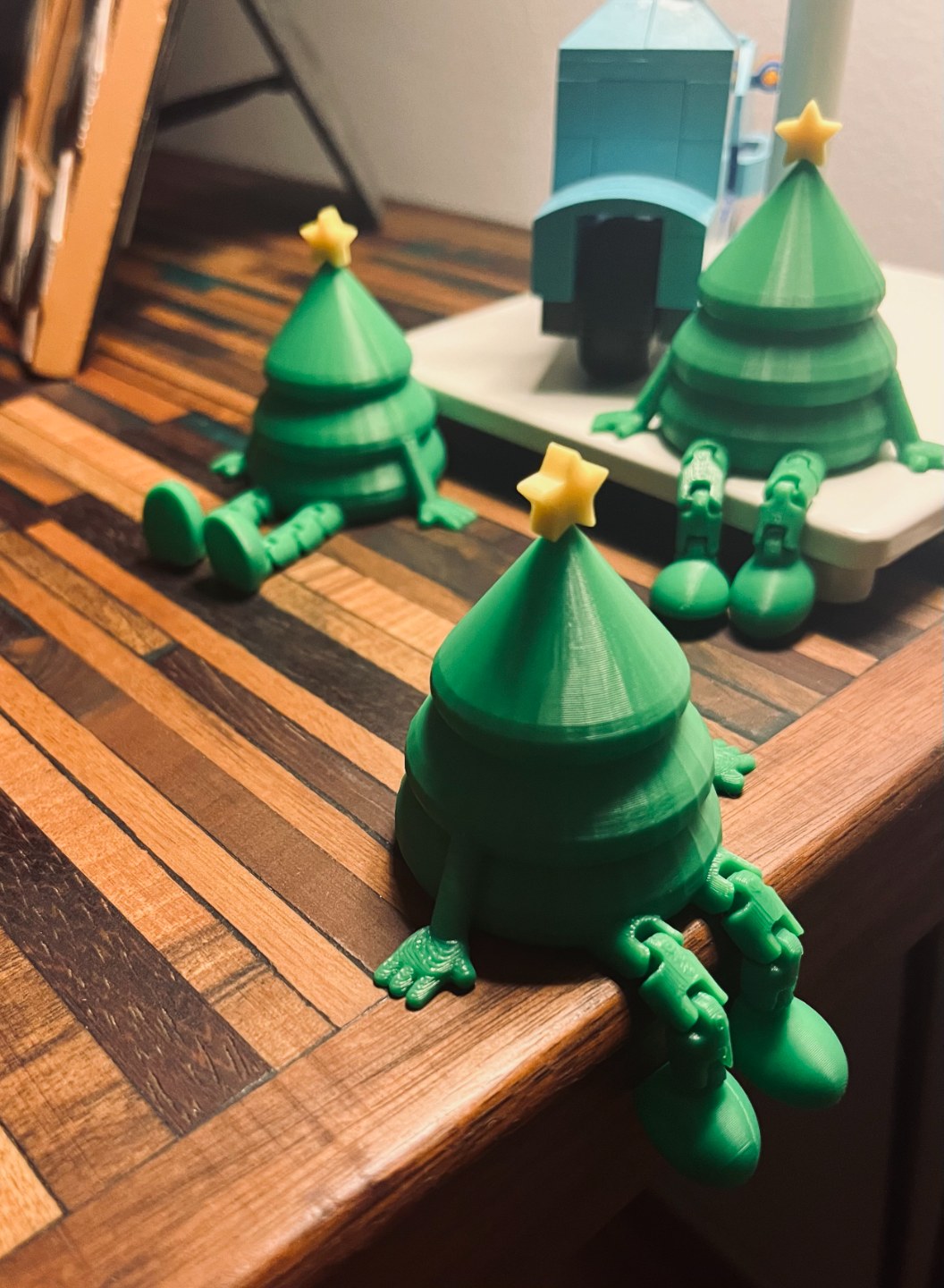 Liten grön julgransfigur med gul stjärna