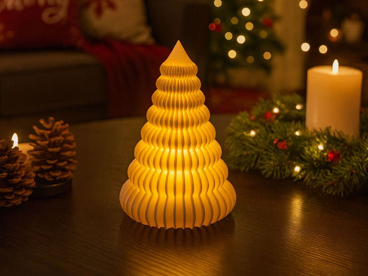 Räfflad julgran med LED-värmeljus inuti